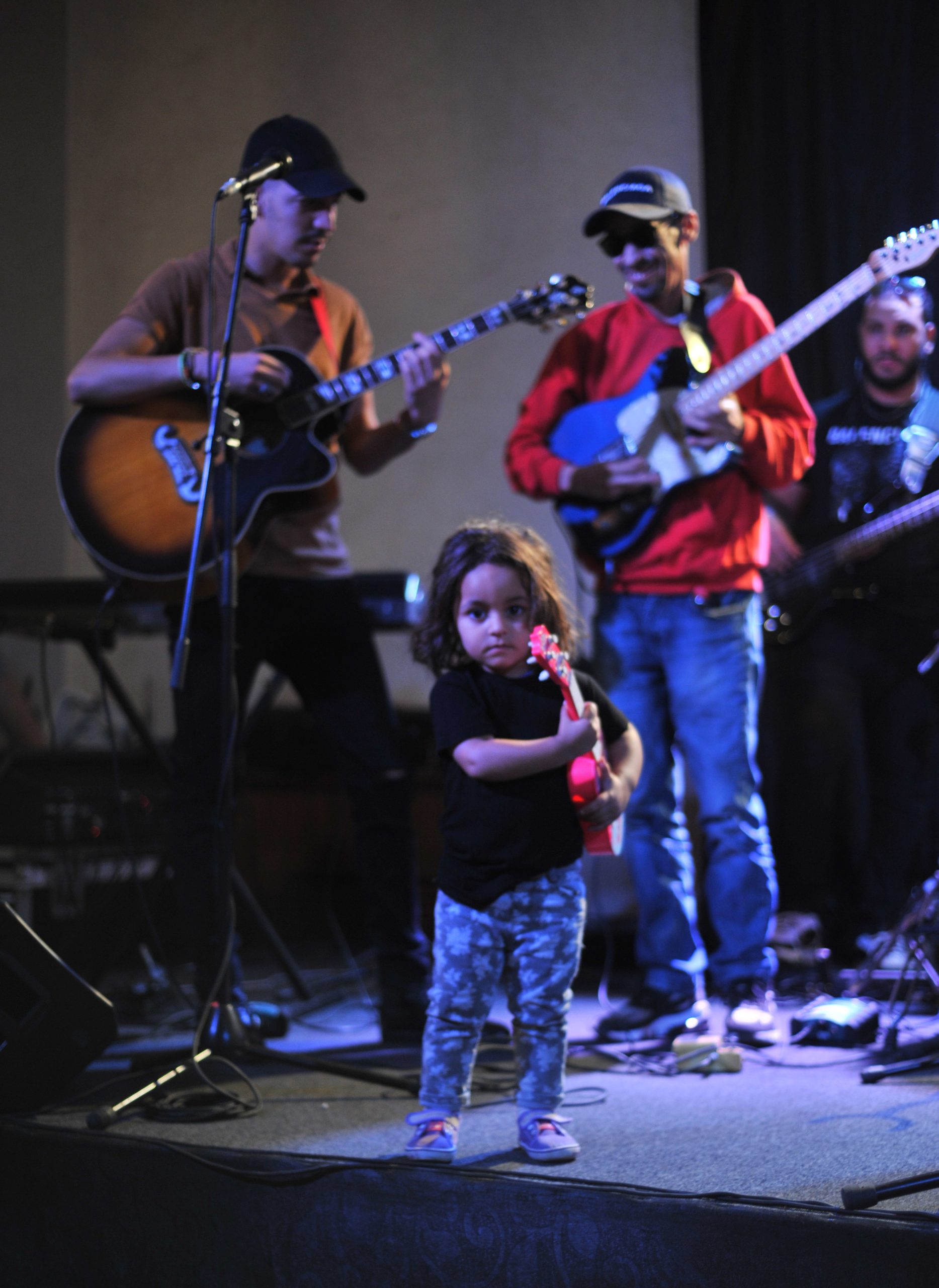 DSC_8849 cute kid playing guitare
